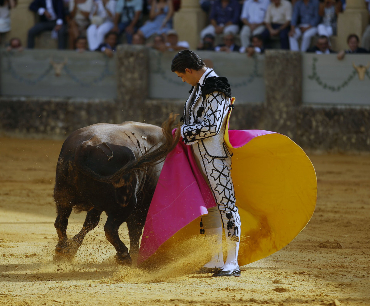 . 63è Tradicional Correguda Goyesca a la Plaça de Bous de la Real Maestranza de Cavalleria de Ronda. Fira de Pedro Romero. Bous de la ramaderia Juan Pedro Domecq. Mitjana verònica de l'destre Pablo Aguado.