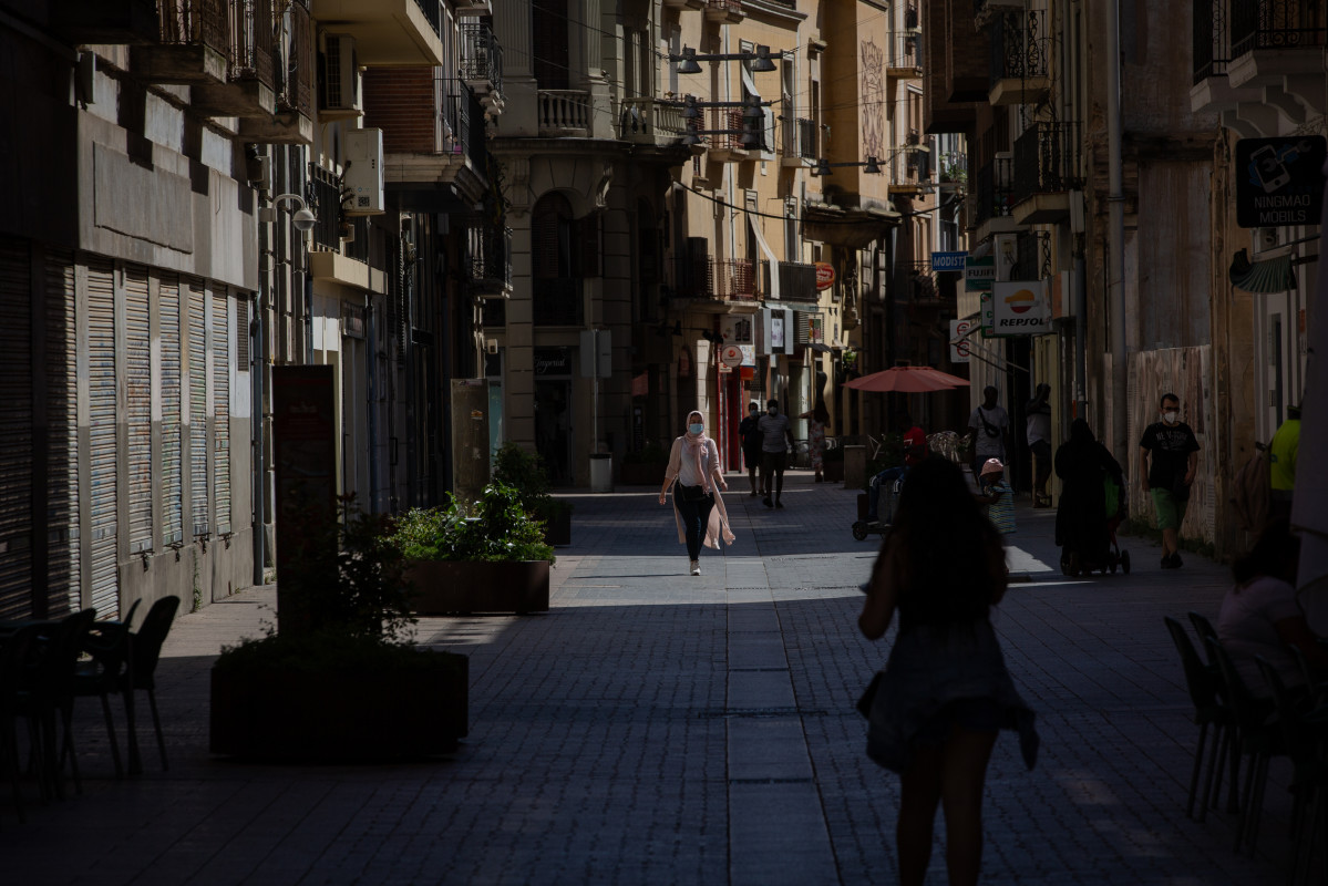 Diverses persones caminen per un carrer de centre de Lleida, capital de la comarca de Segrià, a Lleida.