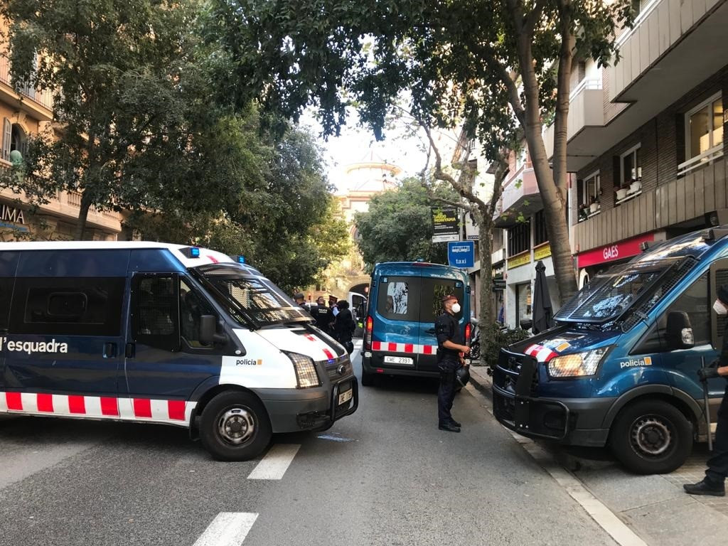 Desnonades dues mares i els seus fills en un pis de l'Eixample de Barcelona