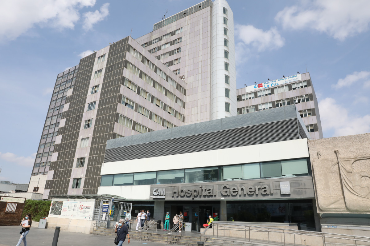 Ambient als voltants de la porta de l'Hospital de La Paz