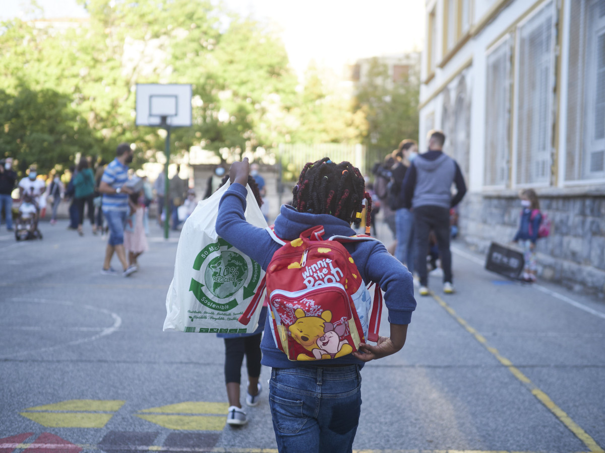 En el primer dia de col·legi de el curs escolar 2020-2021, nens guarden la distància de seguretat en el Col·legi Públic Víctor Pradera a Pamplona