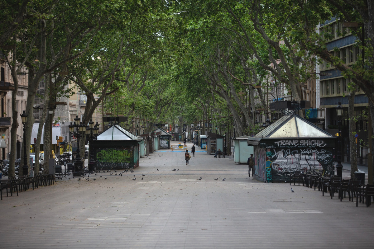 La Rambla de Barcelona de dia buida un dia marcat per la festivitat de Sant Jordi, que a diferència d'altres anys, aquest no es pot celebrar amb normalitat a causa de la crisi de l'Covid-19 i a el co