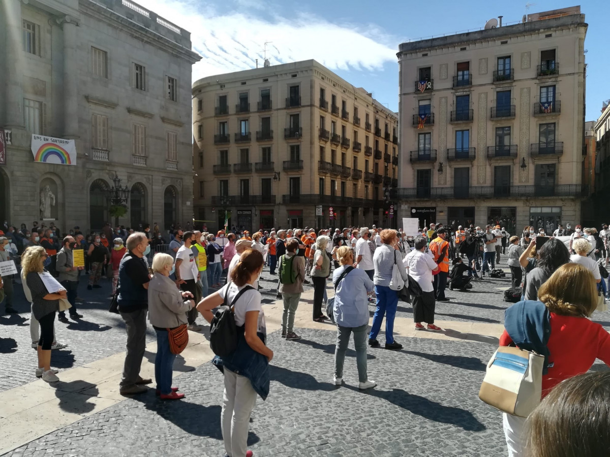 Coordinadora Residències 5 + 1 es manifesta a la plaça Sant Jaume de Barcelona