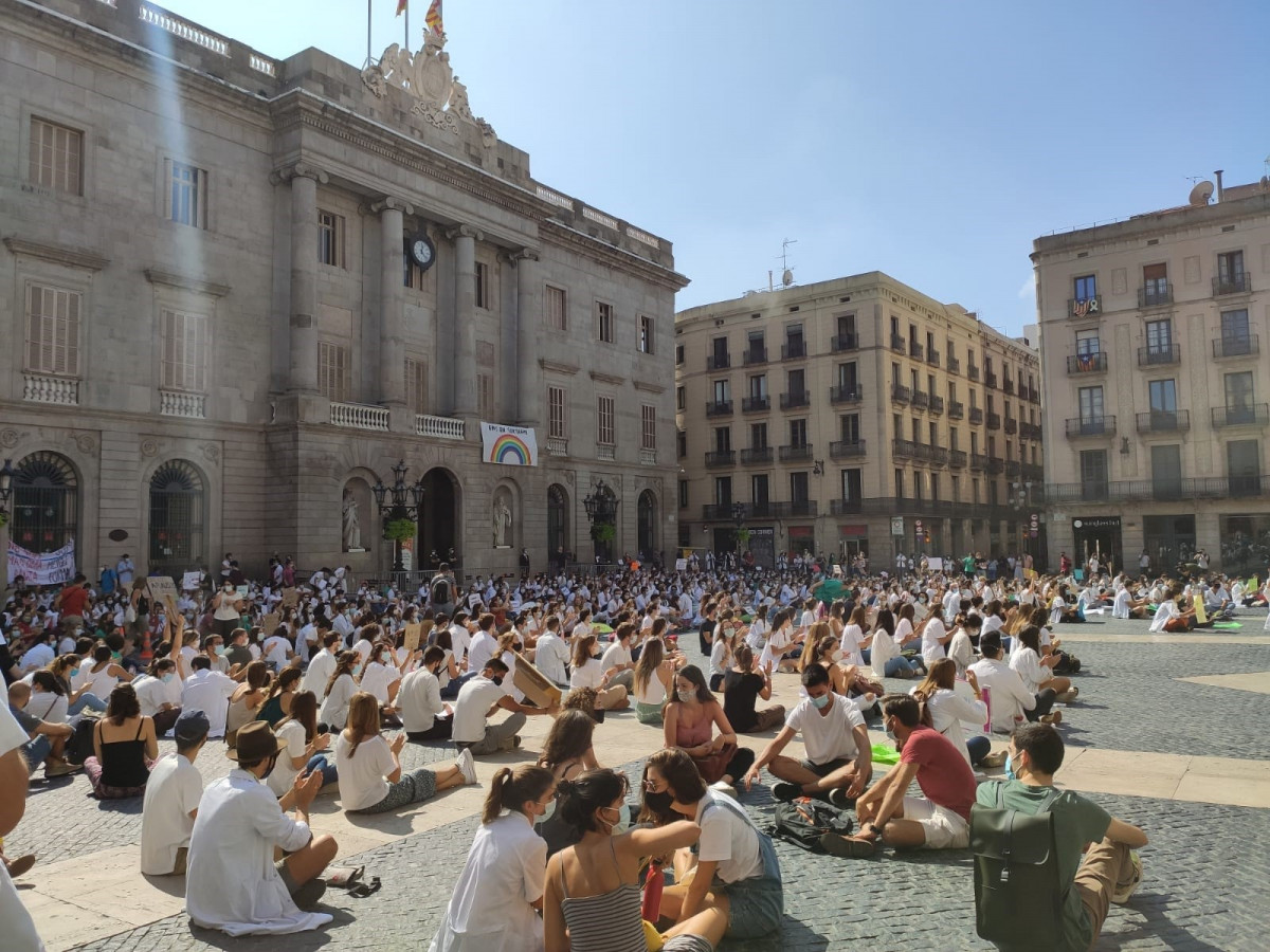 Concentració de Metges Interns Residents (MIR) a la plaça Sant Jaume de Barcelona (Arxiu)