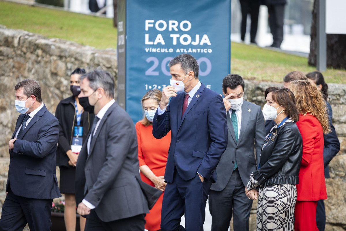 El president de Govern, Pedro Sánchez (c), durant l'acte de cloenda de la II Fòrum La Toja-Vincle Atlàntic celebrat a l'Illa de Toja, Pontevedra, Galícia, (Espanya), a 3 de setembre de 2020.