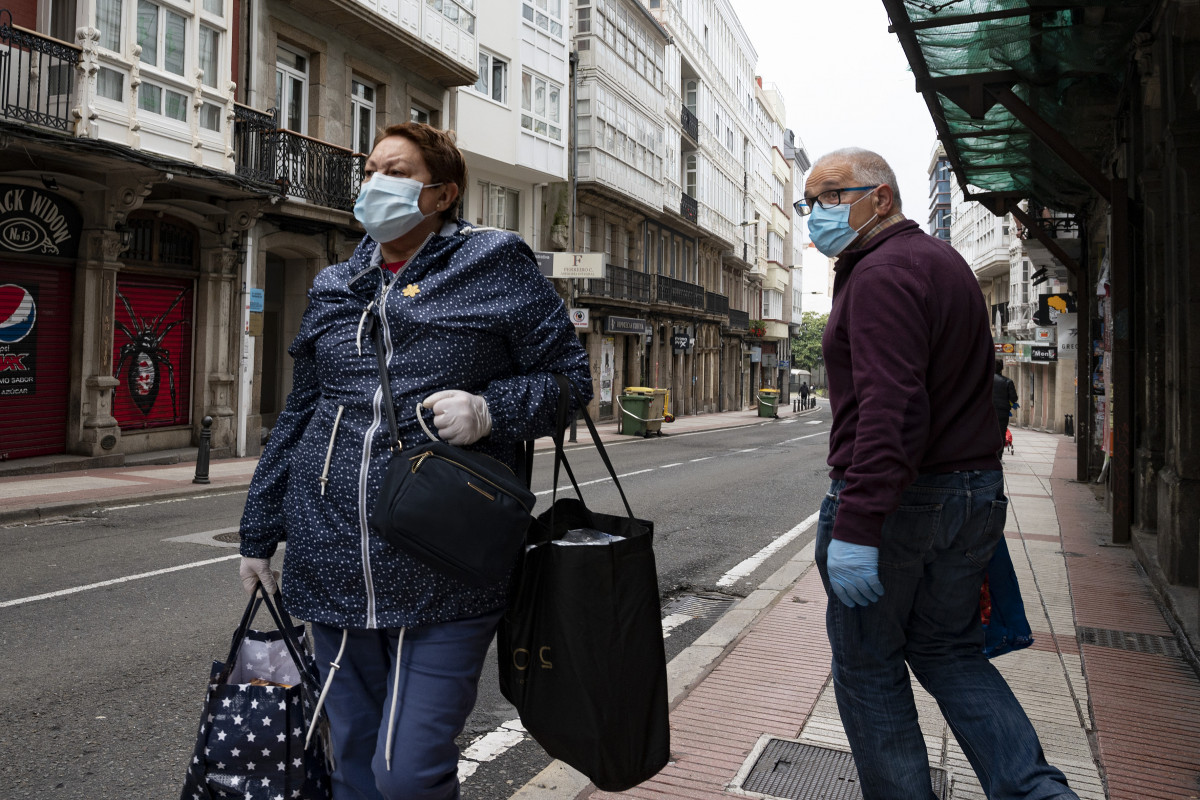 Transeünts passegen amb mascaretes per la Corunya en el dia 41 de l'estat d'alarma per la crisi sanitària de l'Covid-19 on tan sols estan permesos de moment els desplaçaments per a empleats de serveis essencials, aquells que no puguin teletr