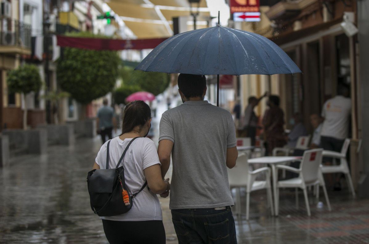 EuropaPress 3326721 parella protegeix pluja paraigua tomares sevilla andalucia espanya 18