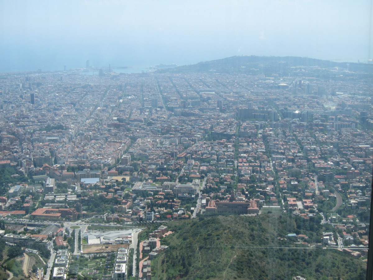 Vista de la ciutat de Barcelona des de la serra de Collserola, en un dia d'alta contaminació.