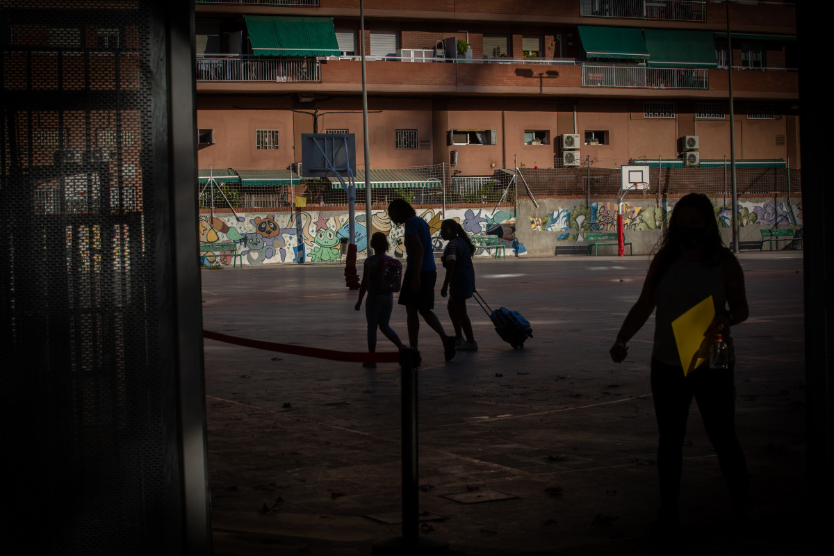 Pares i alumnes al pati d'un col·legi durant el primer dia de el curs escolar 2020-2021, a Barcelona, Catalunya (Espanya), a 14 de setembre de 2020