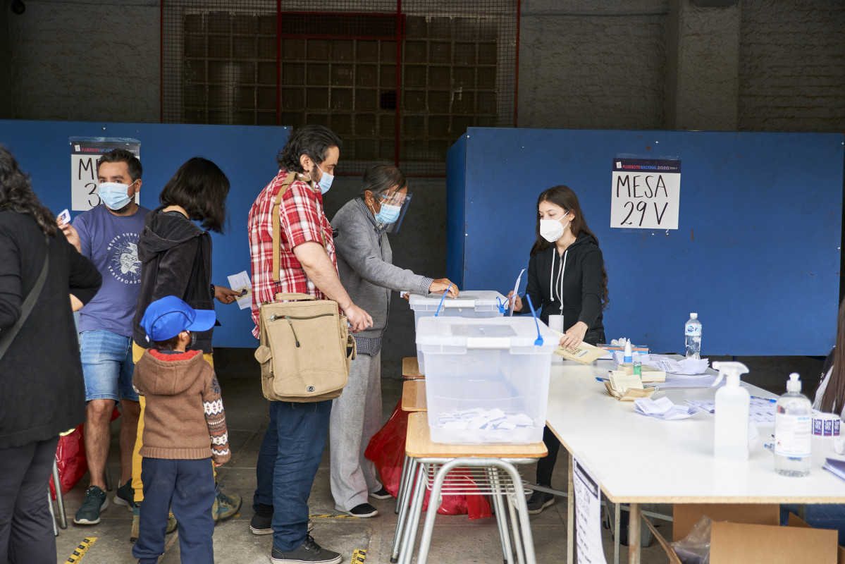 Xile ha votat per àmplia majoria una reforma de la Constitució, vigent des de la dictadura de Pinochet (1973-1990)