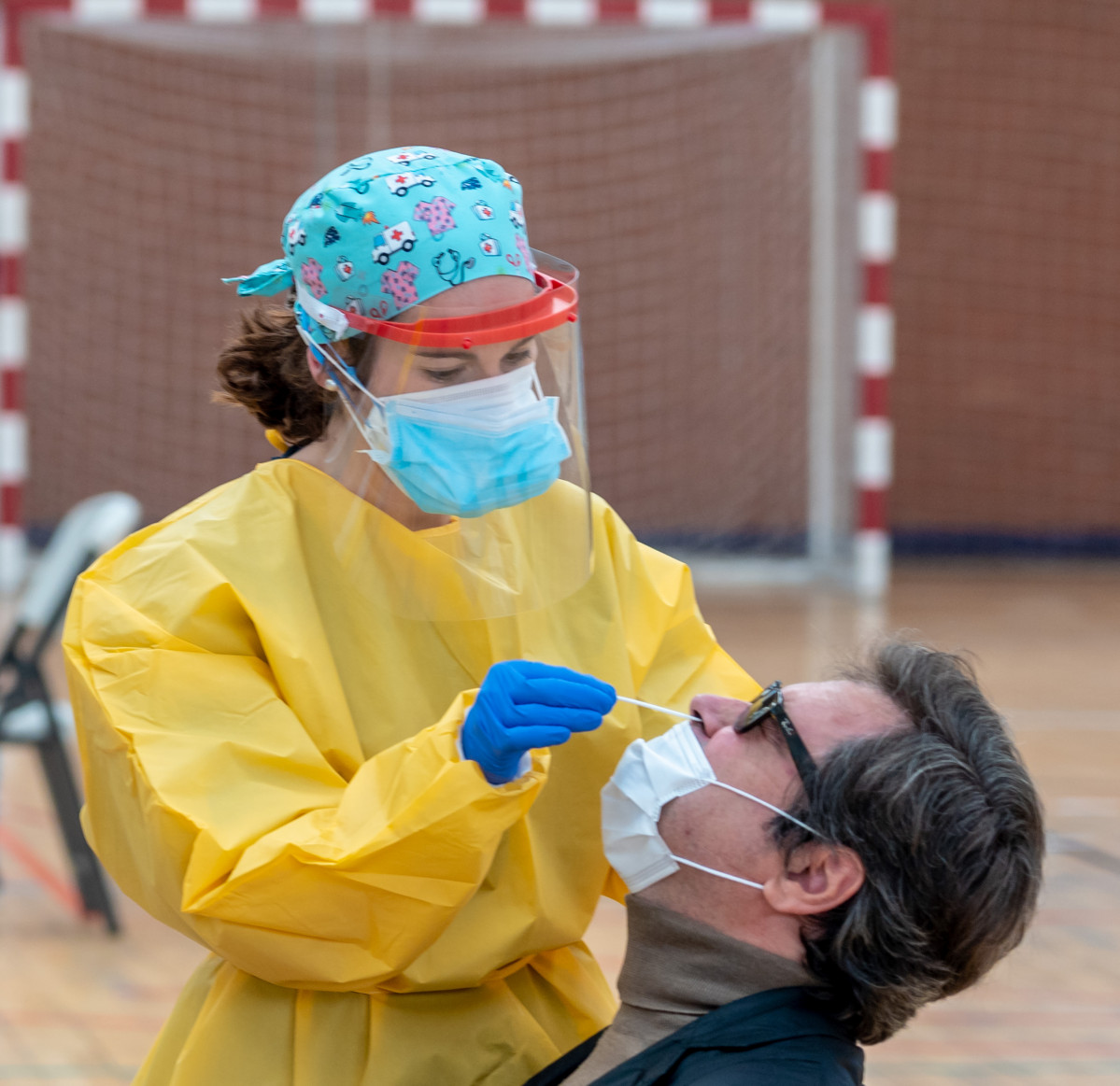 Sanitaris treballant durant les proves de cribratge de covid-19 amb test d'antígens al pavelló esportiu d' 'El Paraigües'. A Sevilla (Andalusia, Espanya), a 28 d'octubre de 2020.