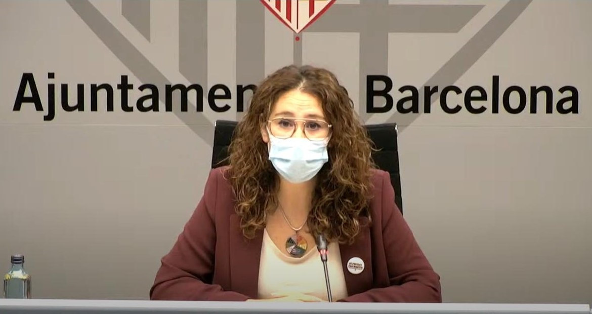 La tinenta d'alcalde de Drets Socials, Justícia Global i Feminismes de Barcelona, Laura Pérez, en roda de premsa