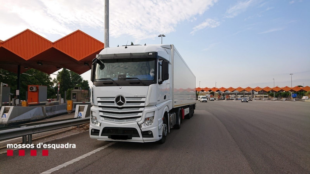 Multen un camioner a l'autopista AP-7, a l'altura de la Jonquera (Girona), per conduir jornades excessives, de fins a 30 hores, sense descansar.