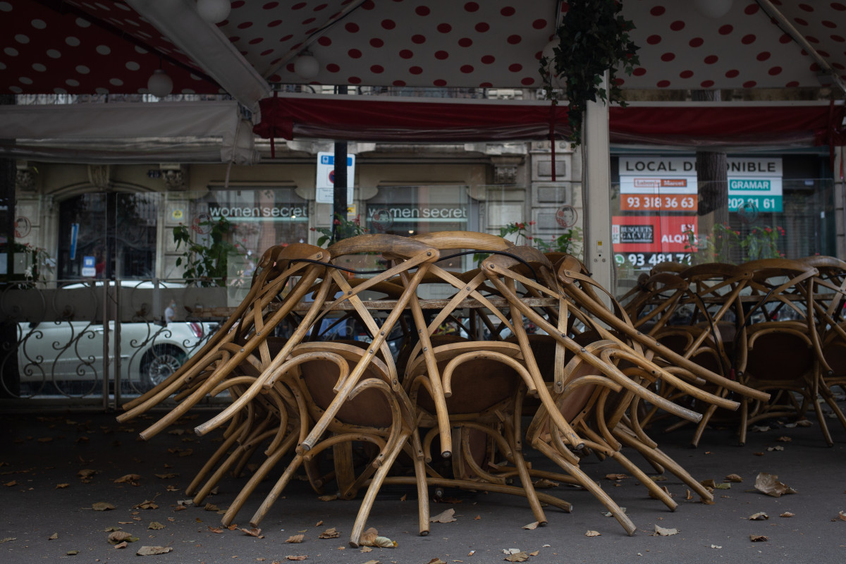 Terrassa recollida d'un bar tancat durant el quart dia de l'entrada en vigor de les noves restriccions a Catalunya, a Barcelona, Catalunya (Espanya) a 20 d'octubre de 2020. El passat divendres 16 d'octubre van entrar en vigor les noves restriccions de