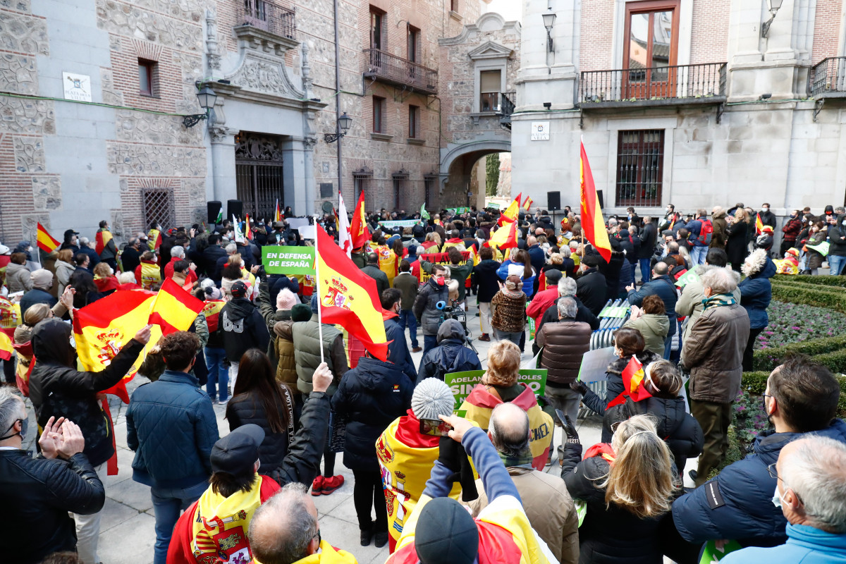 Una concentració convocada per Vox en defensa de la Constitució i contra el Govern de Pedro Sánchez, a la Plaça de la Vila.