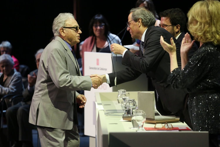 El dissenyador Josep Pla-Narbona (1928-2020) rebent en 2019 la Creu de Sant Jordi de mans de el president Quim Torra.