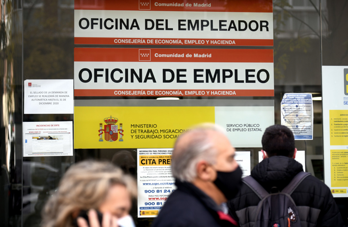 Persones a la porta d'una oficina d'ocupació, SEPE (antic INEM) hores després de conèixer les dades de l'atur del novembre, a Madrid (Espanya), el 2 de desembre del 2020.