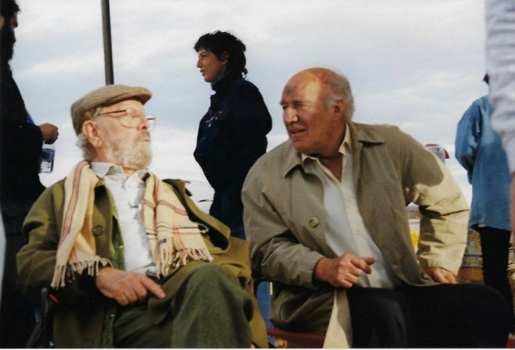 Luis García-Berlanga i Michel Piccoli en un descans de l'rodatge de París-Tombuctú. Peníscola, 1999