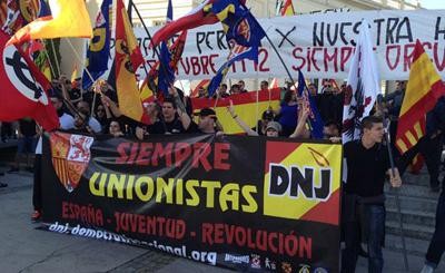 Tensió i insults entre manifestants d'Alianza Nacional i antifeixistes