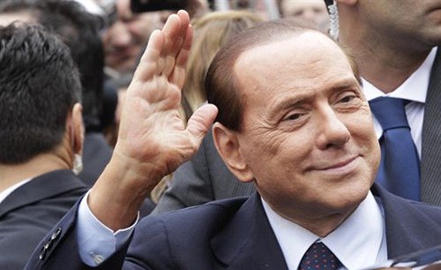 9Silvio Berlusconi saludant