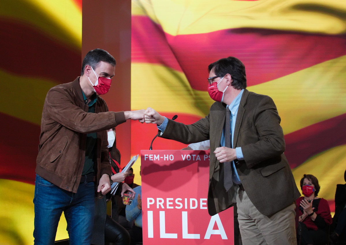 El president de Govern, Pedro Sánchez, i el candidat socialista a les eleccions catalanes, Salvador Illa, en el tancament de campanya per als comicis de el 14 de febrer de 2021.