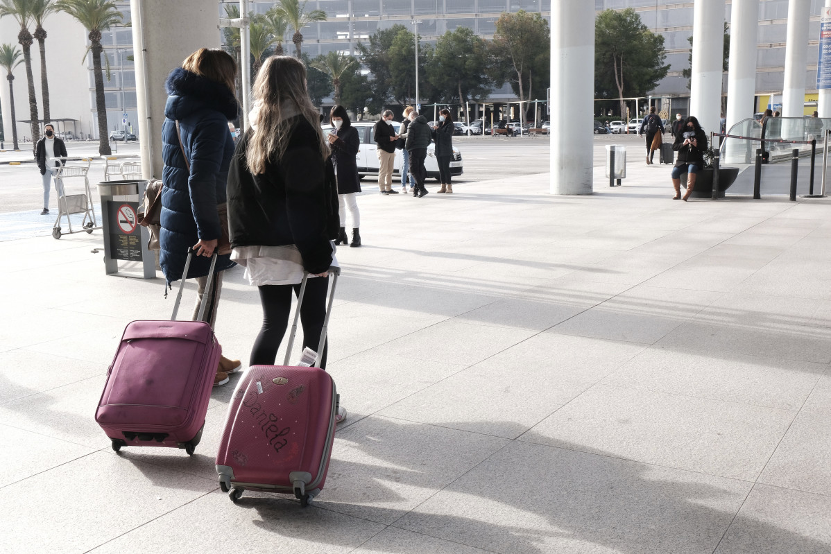 EuropaPress 3488312 diverses persones afores aeroport palma mallorca Illes Balears 20