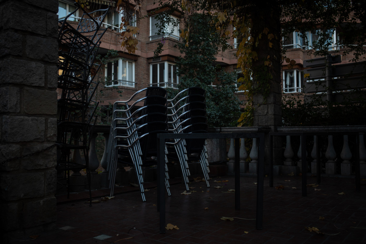 Arxiu - Arxiu - Cadires buides a la terrassa d'un bar de Gràcia. Catalunya (Espanya), 21 de desembre de l'any 2020.