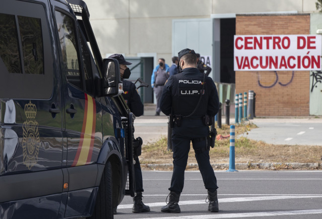 Policías nacionales acceden a un centro de vacunación contra la Covid-19 en Sevilla