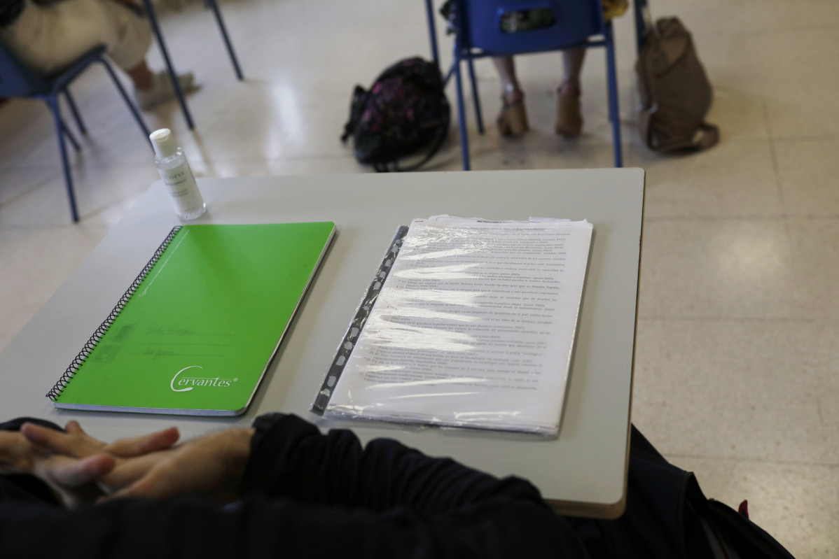 Arxiu - Un estudiant, assegut en un pupitre d'una aula d'un col·legi a Madrid