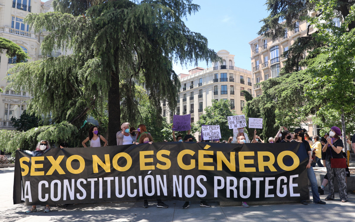 L'Aliança contra el Esborrat de Dones protesten davant el Congrés contra la Llei Trans