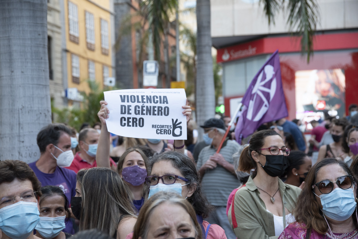 Un dona amb un cartell en què es llegeix: `Violència de gènere cero', participa a una concentració feminista a la Plaça de la Candelera a repulsa per