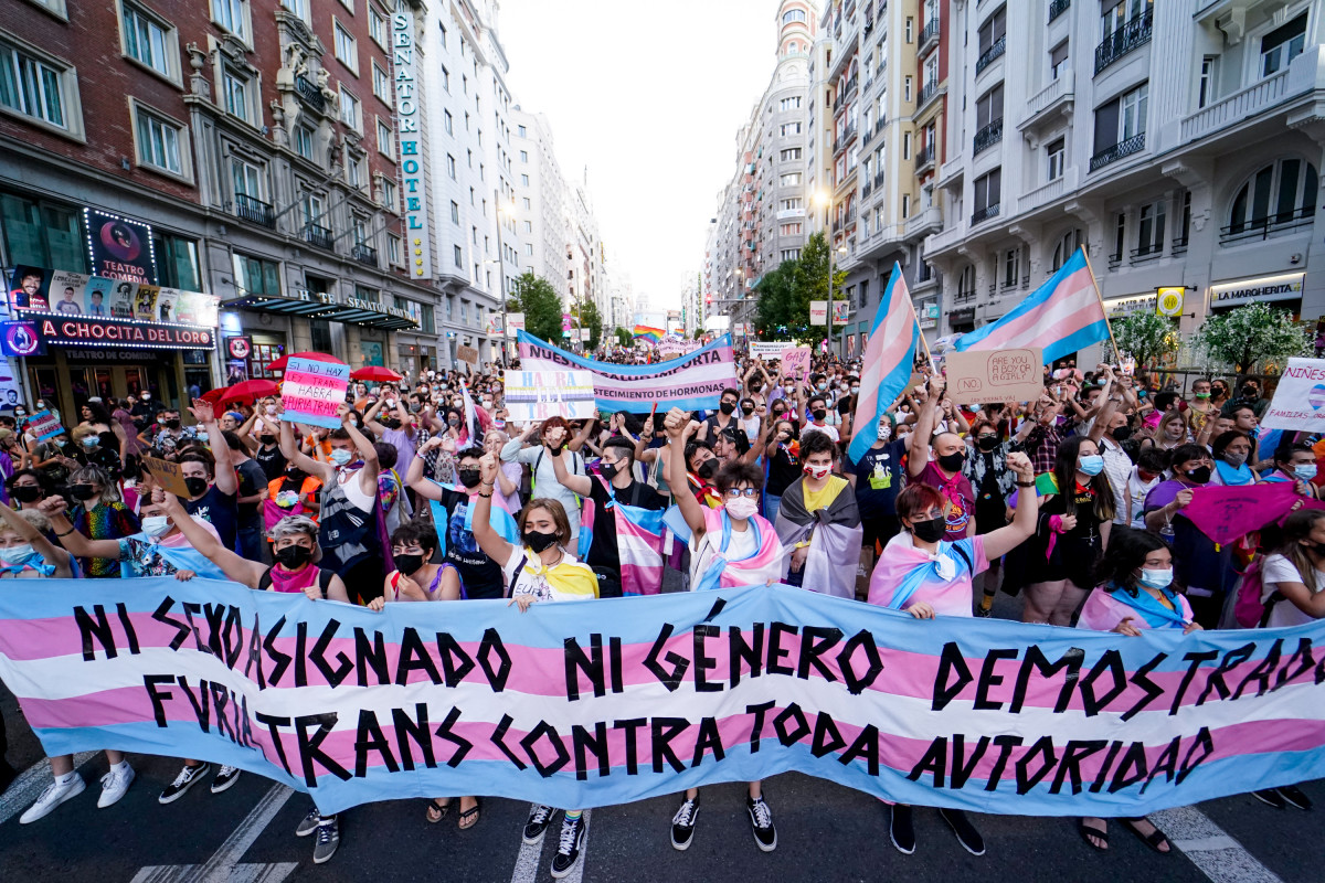 Centenars de persones durant una manifestació de suport a l'col·lectiu trans.