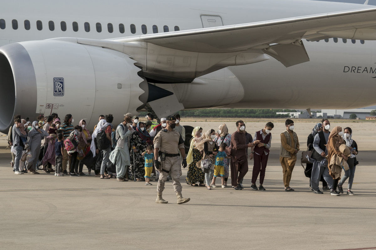 Ciutadans afganesos arribant a la base aèria de Torrejón de Ardo (Madrid) després de ser evacuats de l'Afganistan.