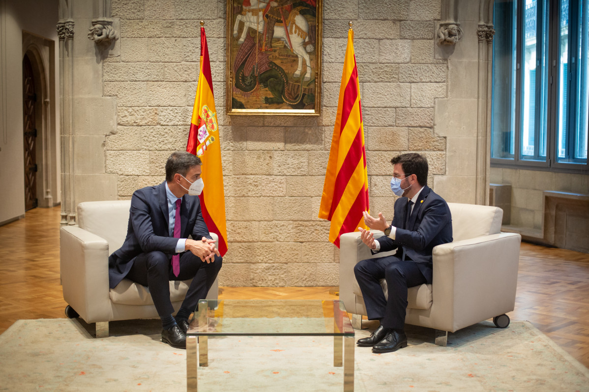 El president de Govern, Pedro Sánchez (i), i el de la Generalitat, Pere Aragonès (d), es reuneixen al Palau de la Generalitat abans que se celebri la segona reunió de la taula de diàleg entre el Govern central i el Govern català