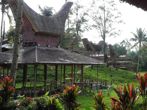 Edificacions funeràries. Tana Toraja, Illa de Sulawesi. Fotografia: J.L. Meneses