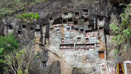 Balcons i tombes de Lemo, Tana Toraja. Fotografia: J.L. Meneses