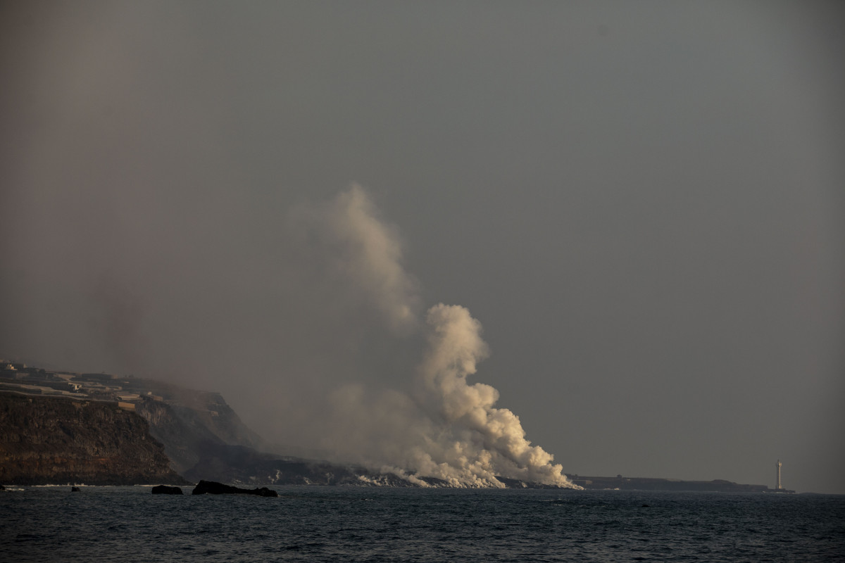 Vista general de delta de lava de l'Cim Vell, des del moll de Tazacorte, el 30 de setembre de 2021, a La Palma, Santa Creu de Tenerife, Canàries (Espanya). La renta de el volcà va començar el passat 28 de setembre a guanyar terreny a la mar, formant un d