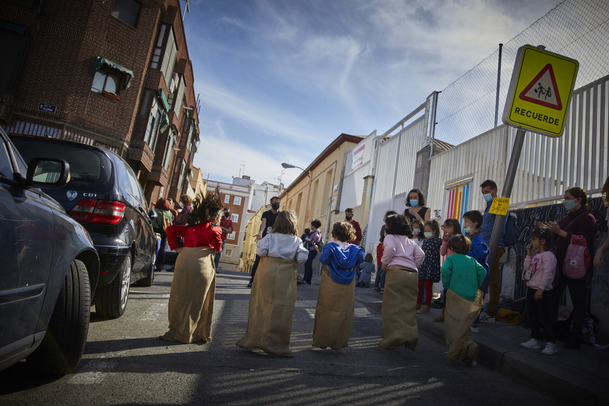 Arxiu - Diversos nens participen en una carrera de sacs durant una protesta del moviment 'Revolta Escolar' davant del col·legi públic Lope de Vega, a Madrid, el 25 de març de 2021