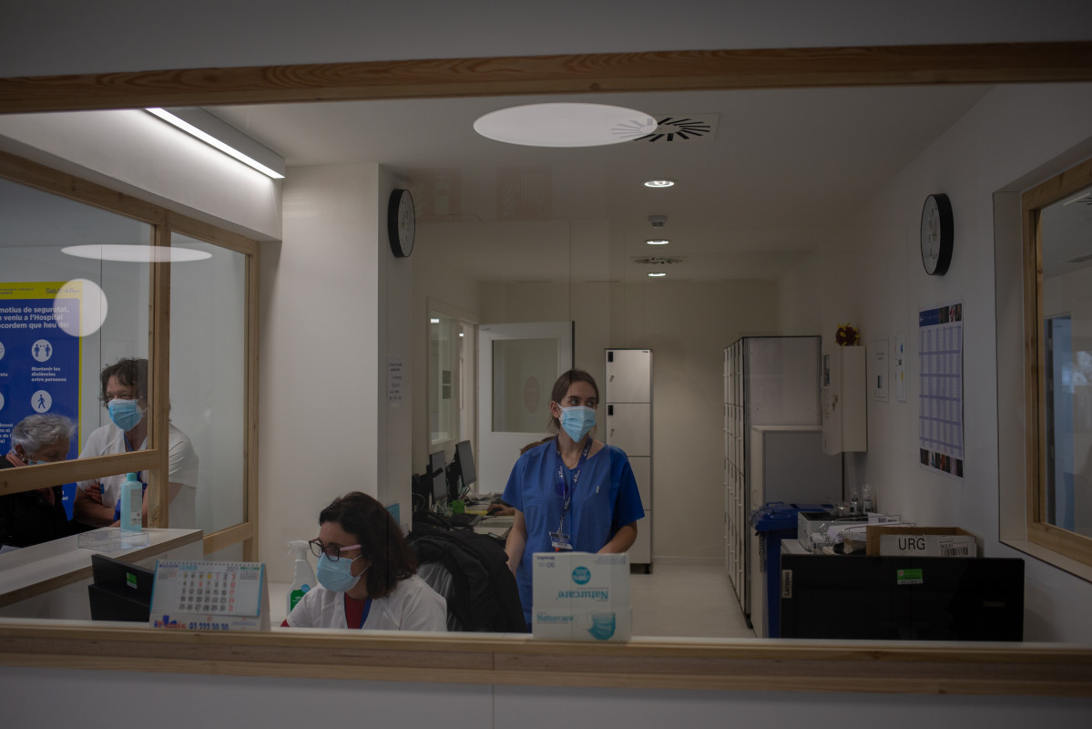 Archivo - Varias profesionales sanitarias trabajan en el edificio Garbí-Vall de Hebrón, en Barcelona.