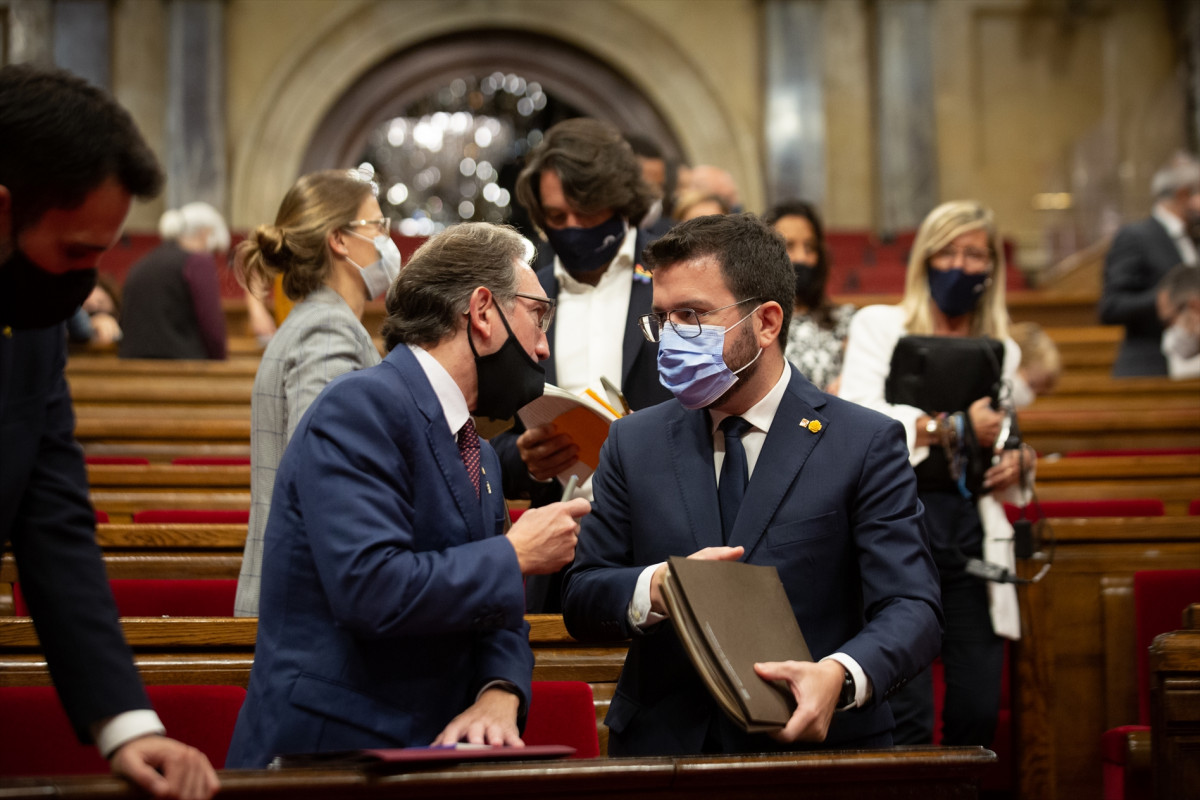 Arxiu - El president de la Generalitat, Pere Aragonès (d), i el conseller d'Economia i Hisenda, Jaume Giró (e), al Parlament