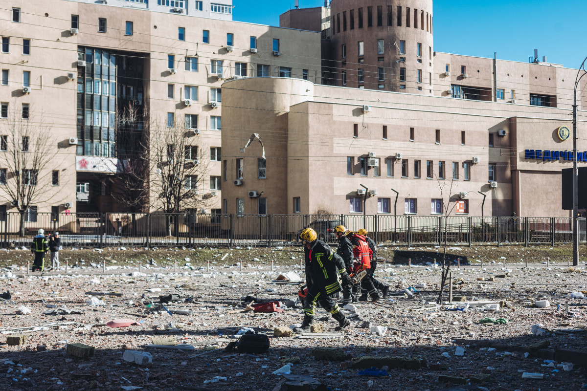 EuropaPress 4277517 bombers serveis emergència immediacions edifici civil bombardejat zona