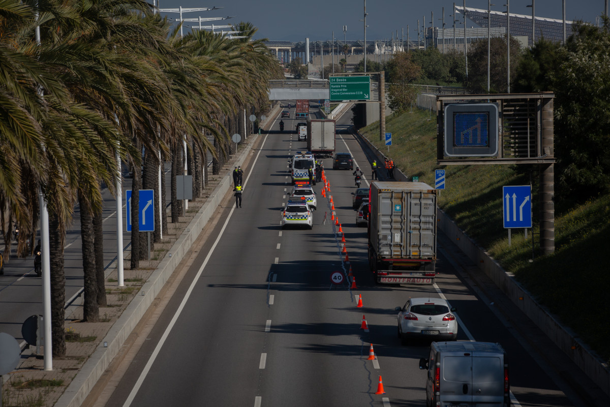 Arxiu - Vehicles fan cua durant un control de mobilitat a la Ronda del Litoral direcció sortida de Barcelona, Catalunya (Espanya), el 30 d'octubre del 2020.