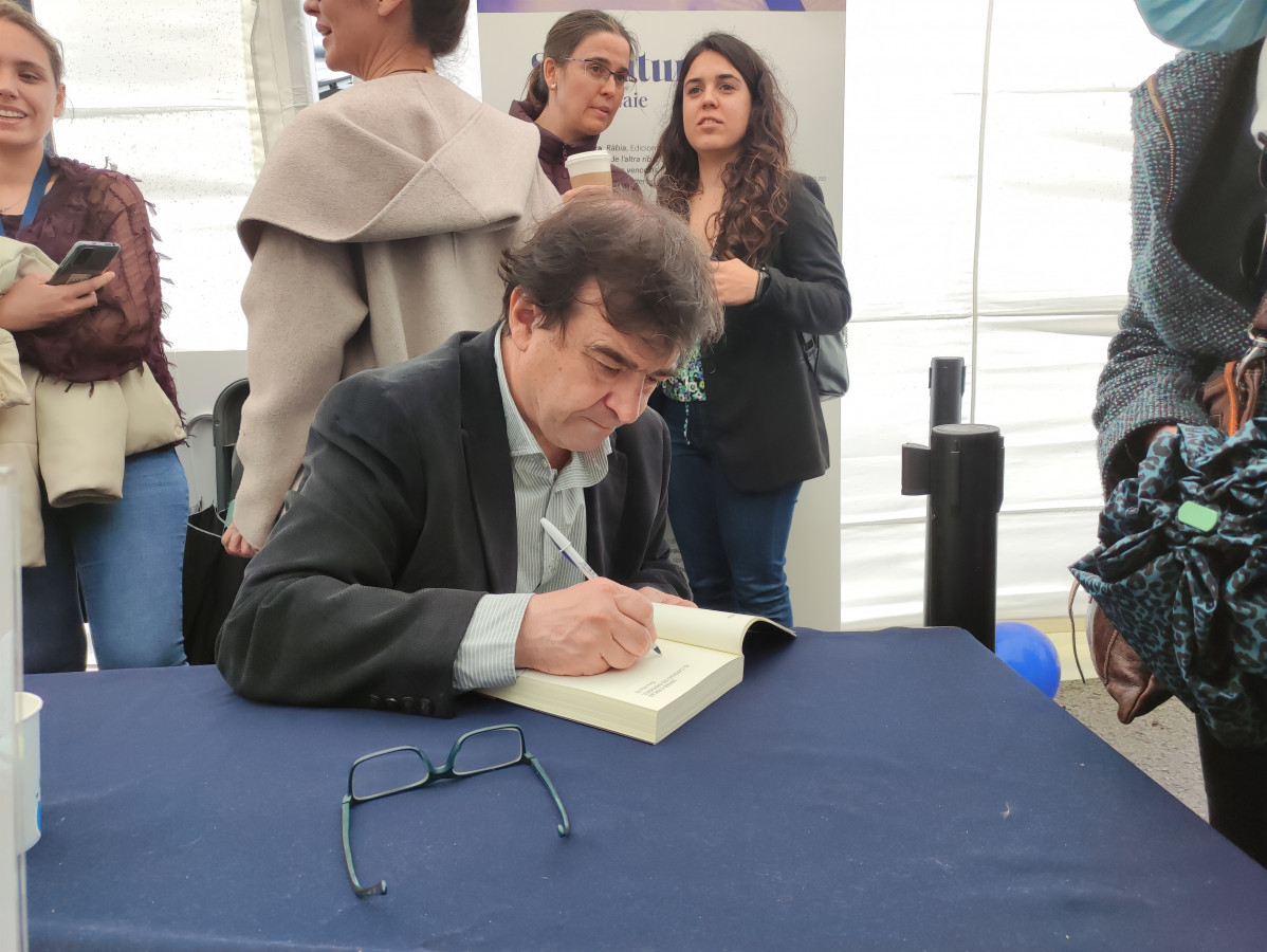 El escritor Javier Cercas firma libros durante la Diada de Sant Jordi