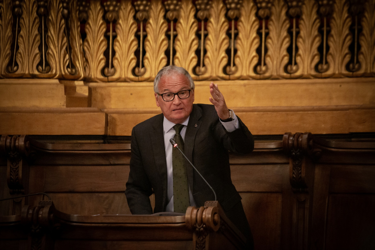 Arxiu - El regidor del PPC a l'Ajuntament de Barcelona Josep Bou intervé en una sessió plenària a l'Ajuntament de Barcelona, en una foto d'arxiu.