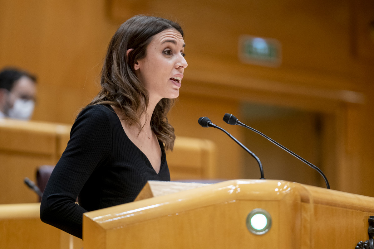 La ministra d'Igualtat, Irene Montero, intervé en una sessió de control al Govern al Senat, el 8 de març del 2022, a Madrid (Espanya). La guerra a Ucraïna i les seves derivades econòmiques acaparen aquest ple en què no són presents ni el cap del