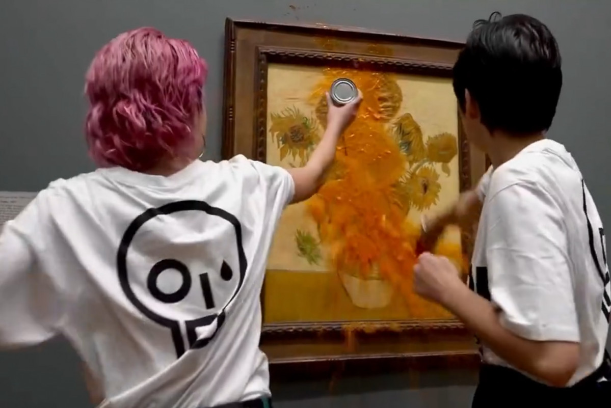 VÍDEO | Dos activistes llancen dos pots de sopa sobre el quadre 'Los  Girasoles' de Van Gogh