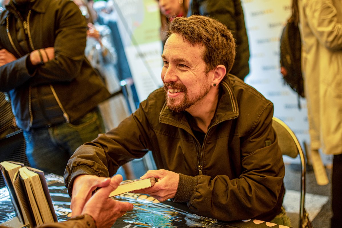 Arxiu - L'exvicepresident del Govern i exlíder de Podem, Pablo Iglesias, signa el seu llibre el mateix dia que se celebra el Dia Internacional del Llibre a la caseta de Casa del Llibre, a 23 de