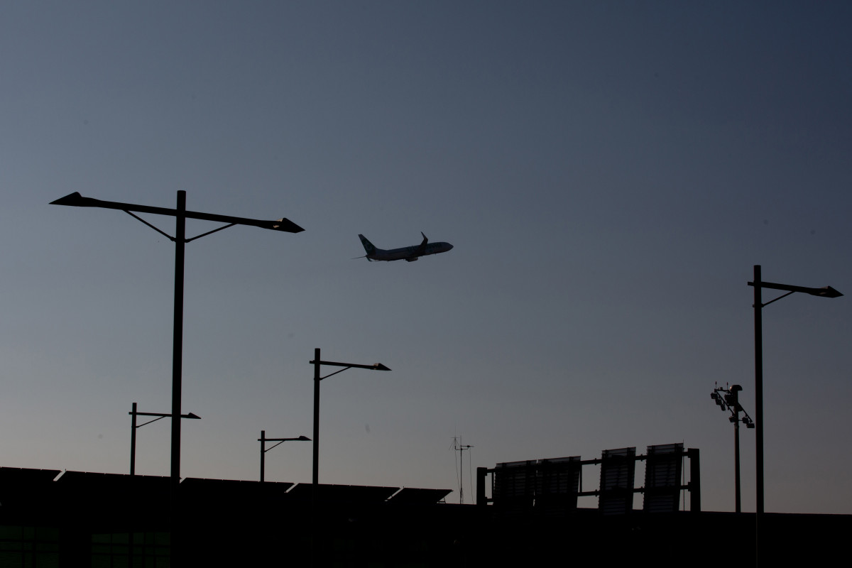 Arxiu - Un avió sobrevola l'Aeroport de Barcelona-El Prat