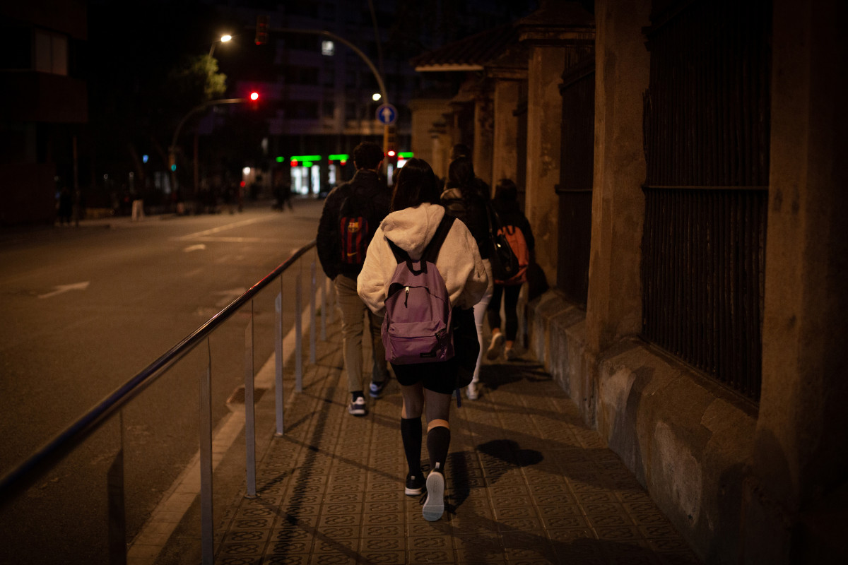 Imatge d'arxiu - Alumnes anant a classe després de Nadal, el 10 de gener de 2022, a Barcelona, Catalunya, (Espanya).