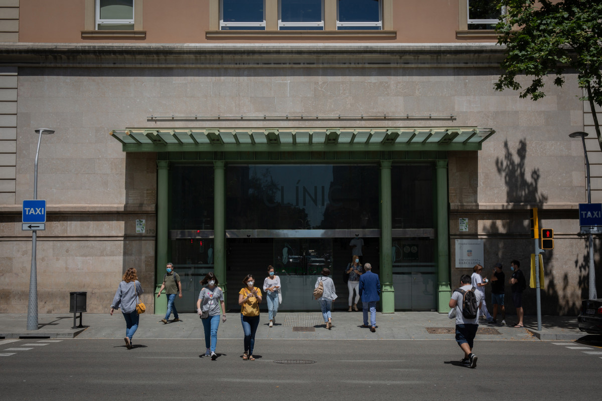 Arxiu - Diverses persones caminen a prop de la porta de l'Hospital Clínic de Barcelona.